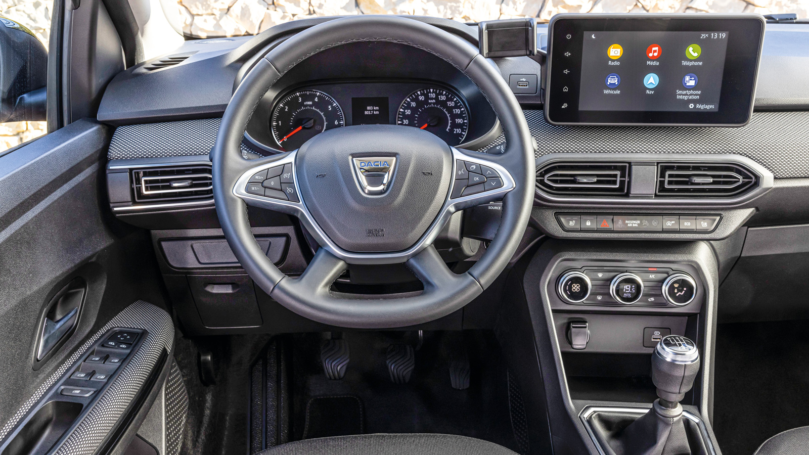 
Minimal σχεδίαση για την καμπίνα, όπου ξεχωρίζει η οθόνη αφής 8 ιντσών που προσφέρει υψηλές δυνατότητες σύνδεσης
